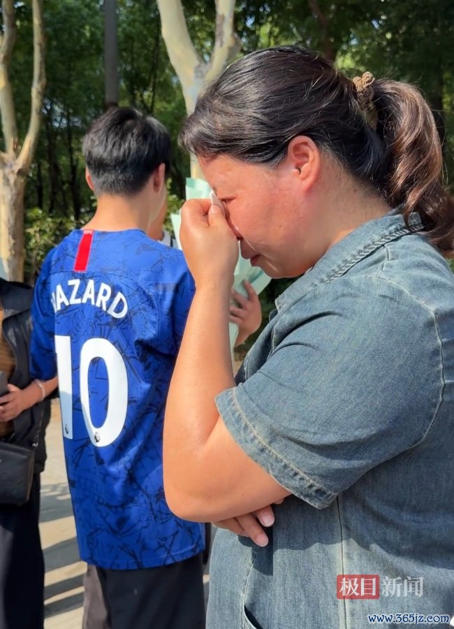 高考边界考生迎面感谢下野陪读的母亲 子母情深泪满眶