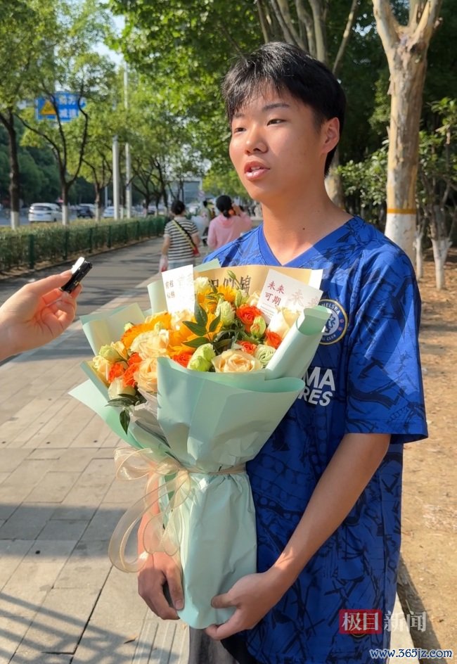 高考边界考生迎面感谢下野陪读的母亲 子母情深泪满眶