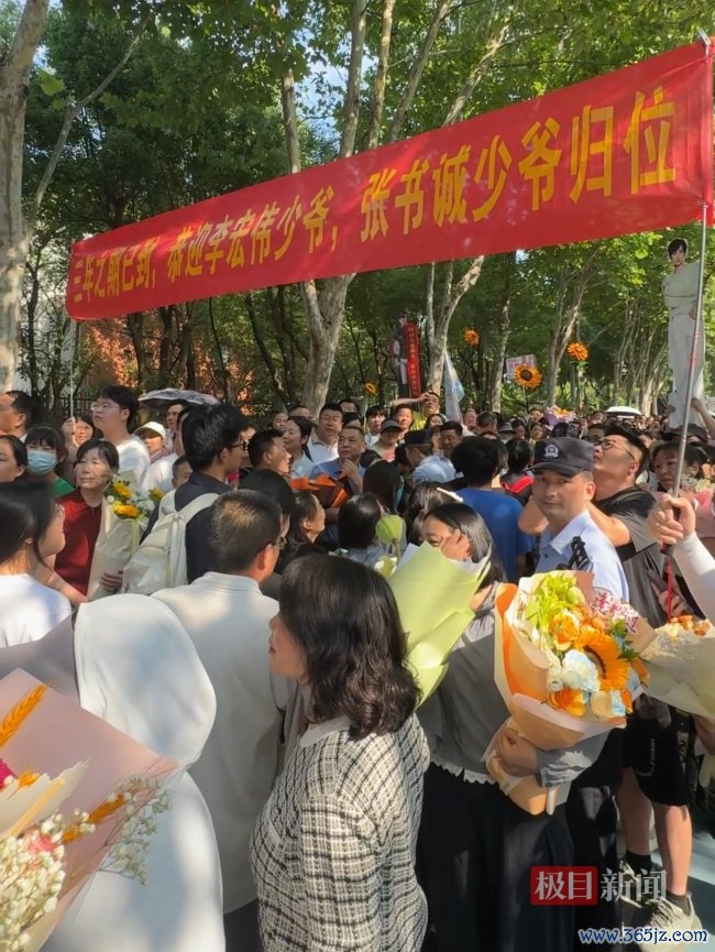 高考边界考生迎面感谢下野陪读的母亲