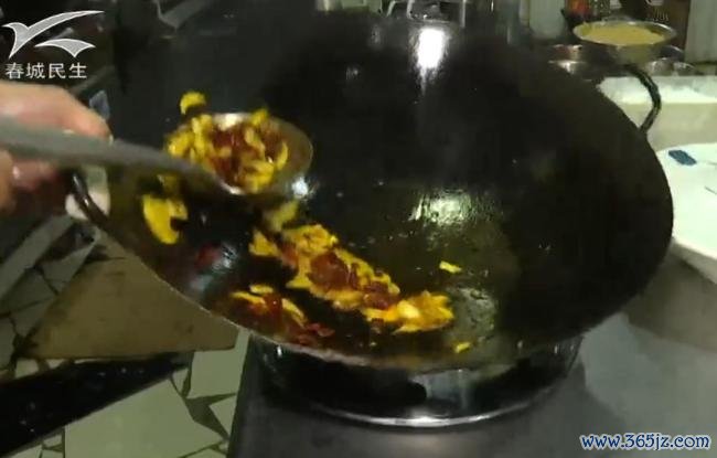 须眉食用见手青后翻出27楼窗户往下爬 中毒激发幻觉险酿悲催