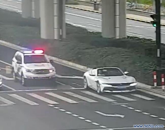车辆在科场近邻踩油门轰鸣被查扣