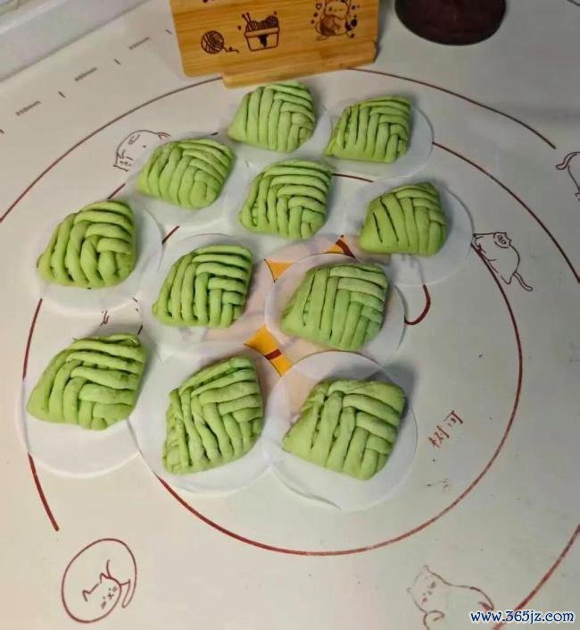 姑妈给高考侄女手搓馒头花束 网友：既顺眼又可口