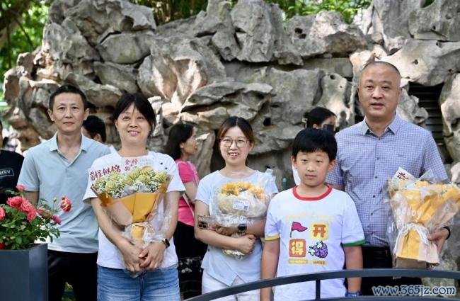 姑妈给高考侄女手搓馒头花束 网友：既顺眼又可口