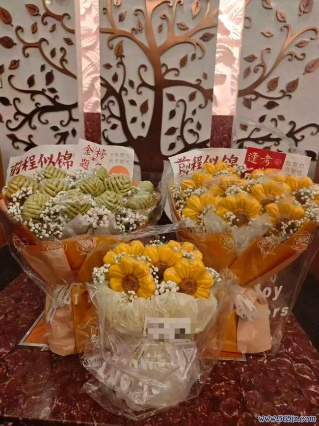 姑妈给高考侄女手搓馒头花束 网友：既顺眼又可口