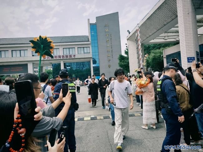 江苏第一批为止高考的东说念主出现了 笔落卷合,理想开赴